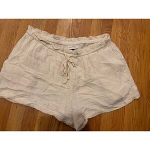 Universal Thread womens large beige shorts